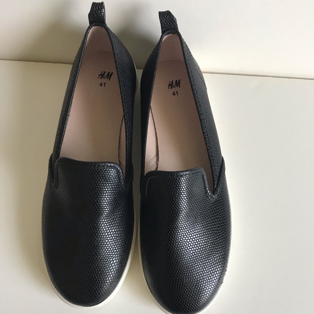 Slip on skater tennis shoe.